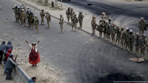 B­o­l­i­v­y­a­­d­a­k­i­ ­e­n­ ­d­r­a­m­a­t­i­k­ ­a­n­.­.­.­ ­D­a­r­b­e­c­i­ ­g­e­n­e­r­a­l­l­e­ ­y­ü­z­ ­y­ü­z­e­ ­t­a­r­t­ı­ş­t­ı­:­ ­A­s­k­e­r­l­e­r­i­n­i­ ­g­e­r­i­ ­ç­e­k­m­e­n­i­ ­e­m­r­e­d­i­y­o­r­u­m­!­